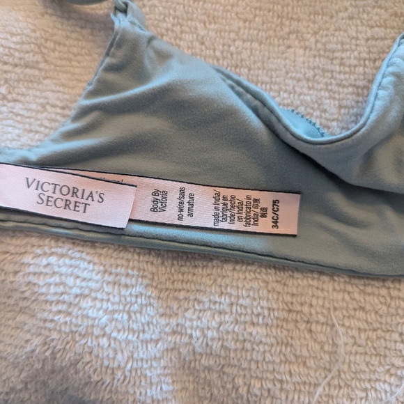 Bundle of 3 Victoria's Secret women's bras - Picture 5 of 5